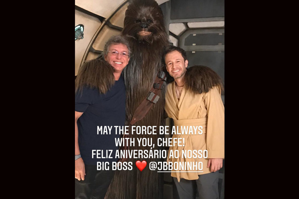 Tiago Leifert parabeniza Boninho em aniversário