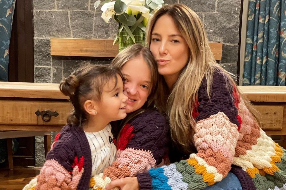 Ticiane Pinheiro com as filhas Rafaella e Manuella em foto