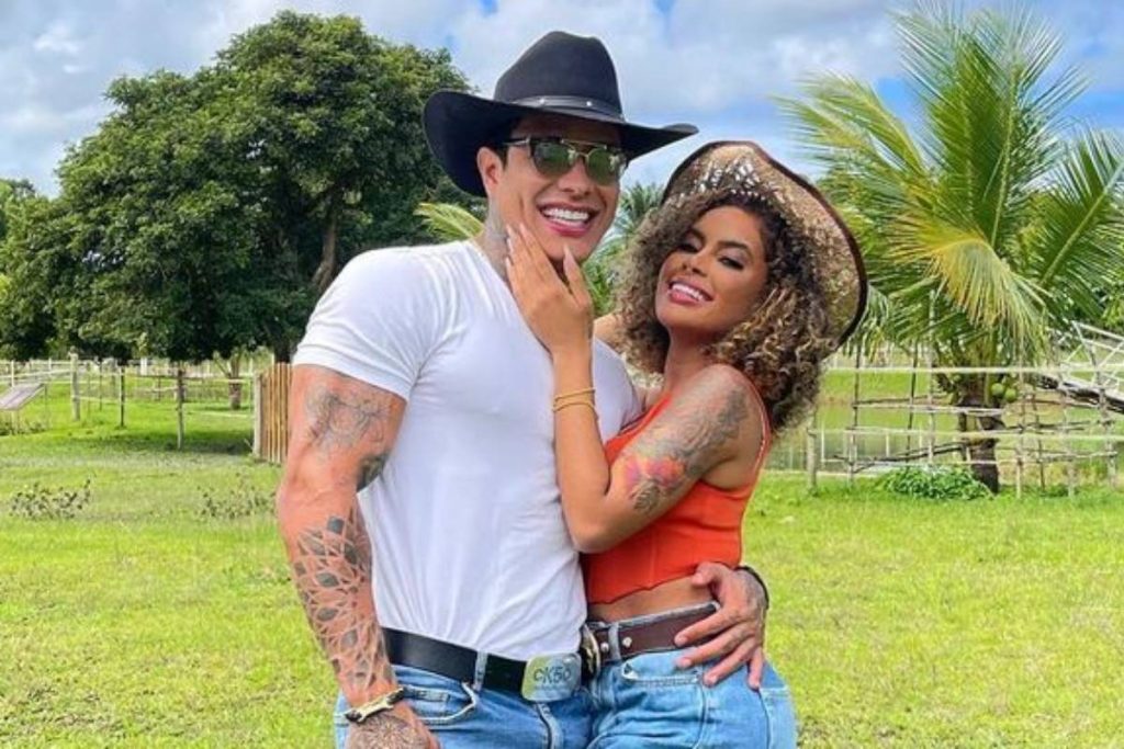 victor igoh e sthe matos posando juntos com roupa de fazenda