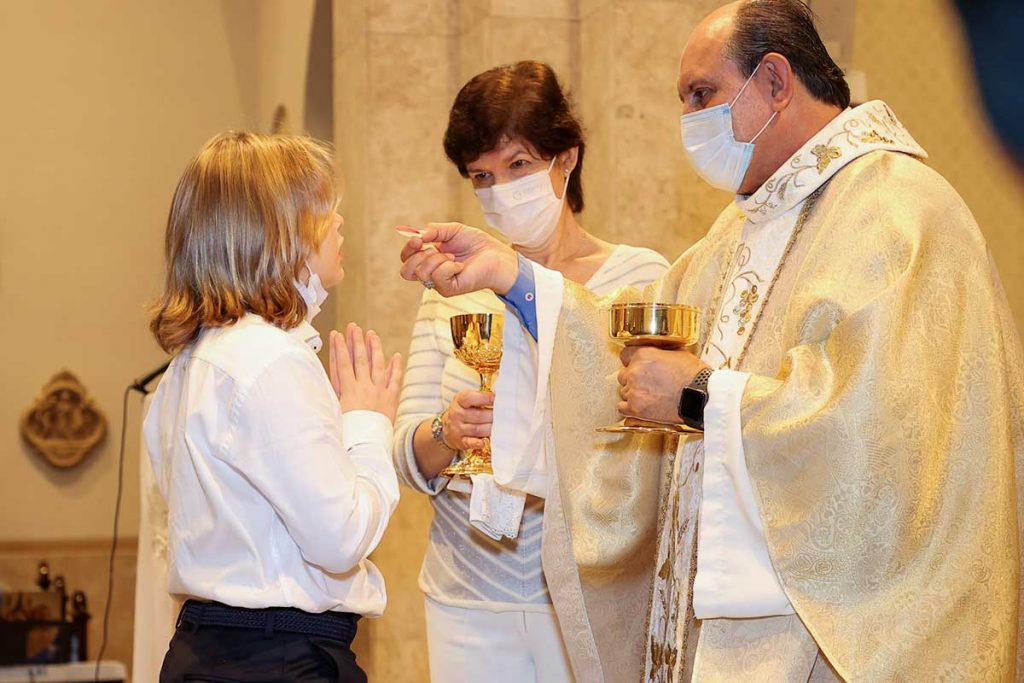 Vittorio recebe a Primeira omunhão