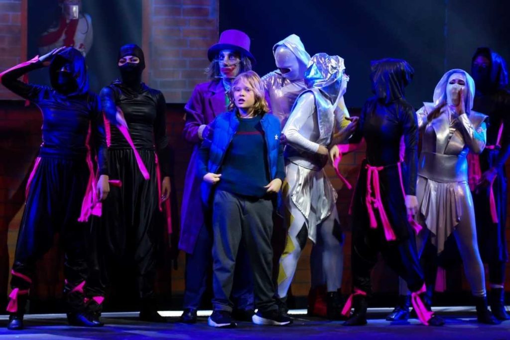 Vittorio atuando com muitos personagens no palco de Natal Mágico