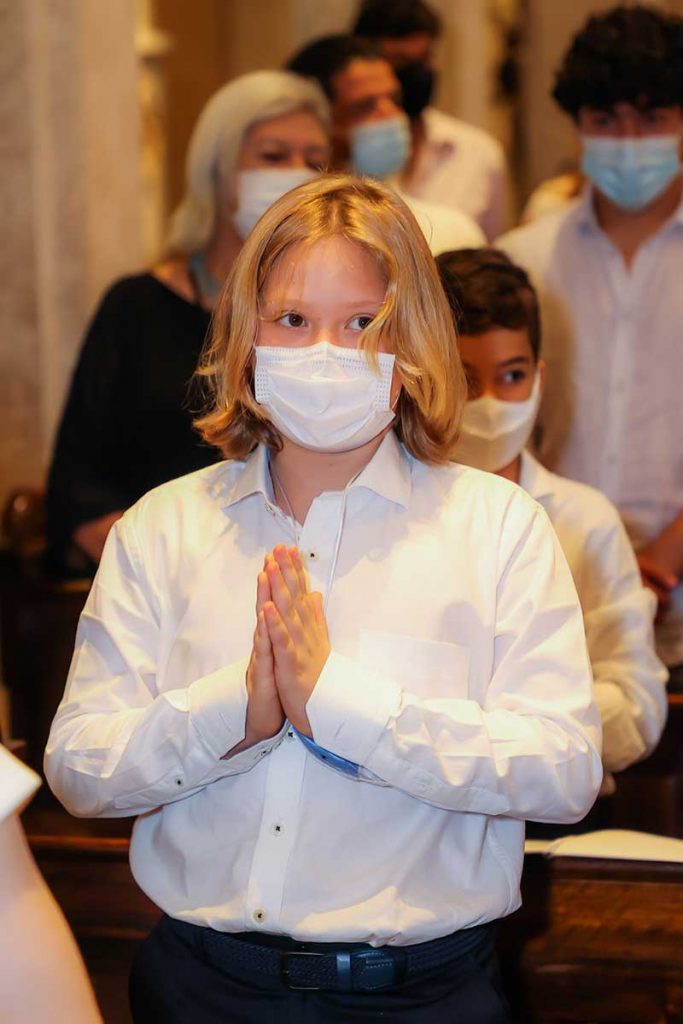 Vittorio concentrado na prece