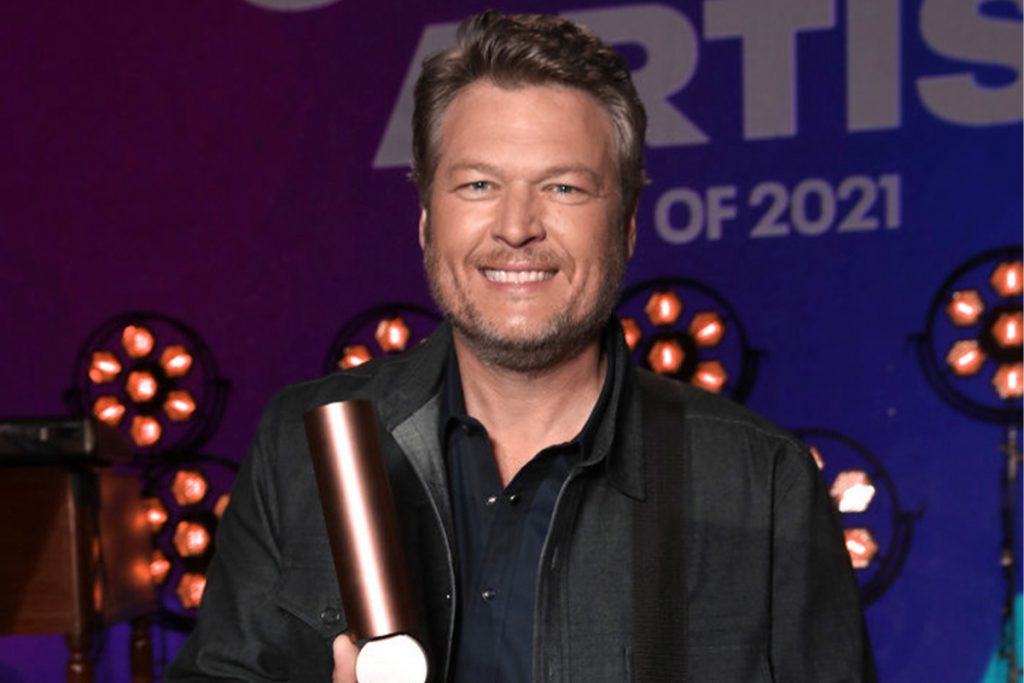 Cantor Blake Shelton com prêmio em premiação People's Choice Awards 2021.