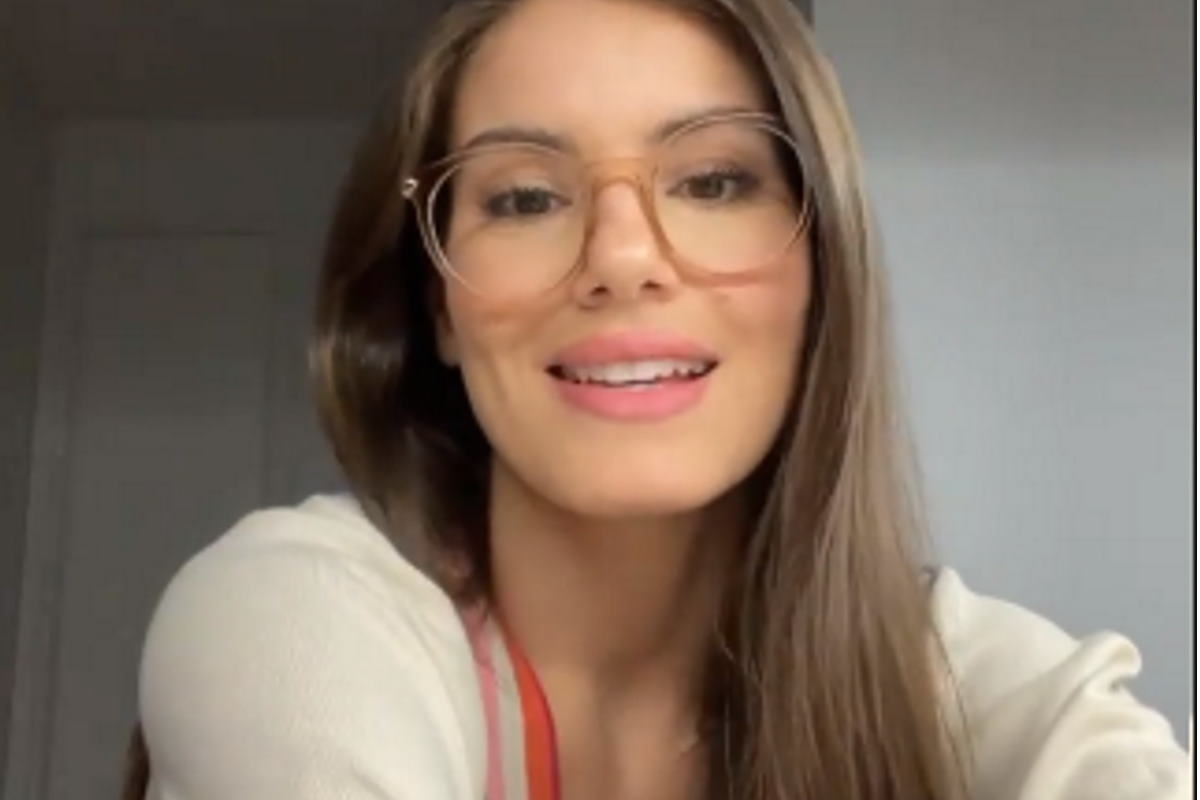 Camila Queiroz de óculos