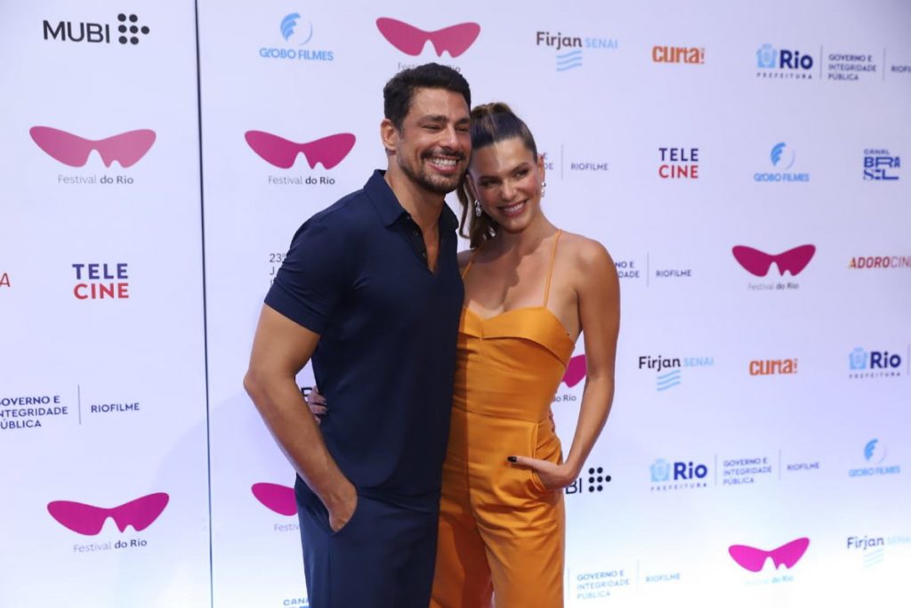 Cauã Reymond e Mariana Goldfarb em pré-estreia de A Viagem de Pedro