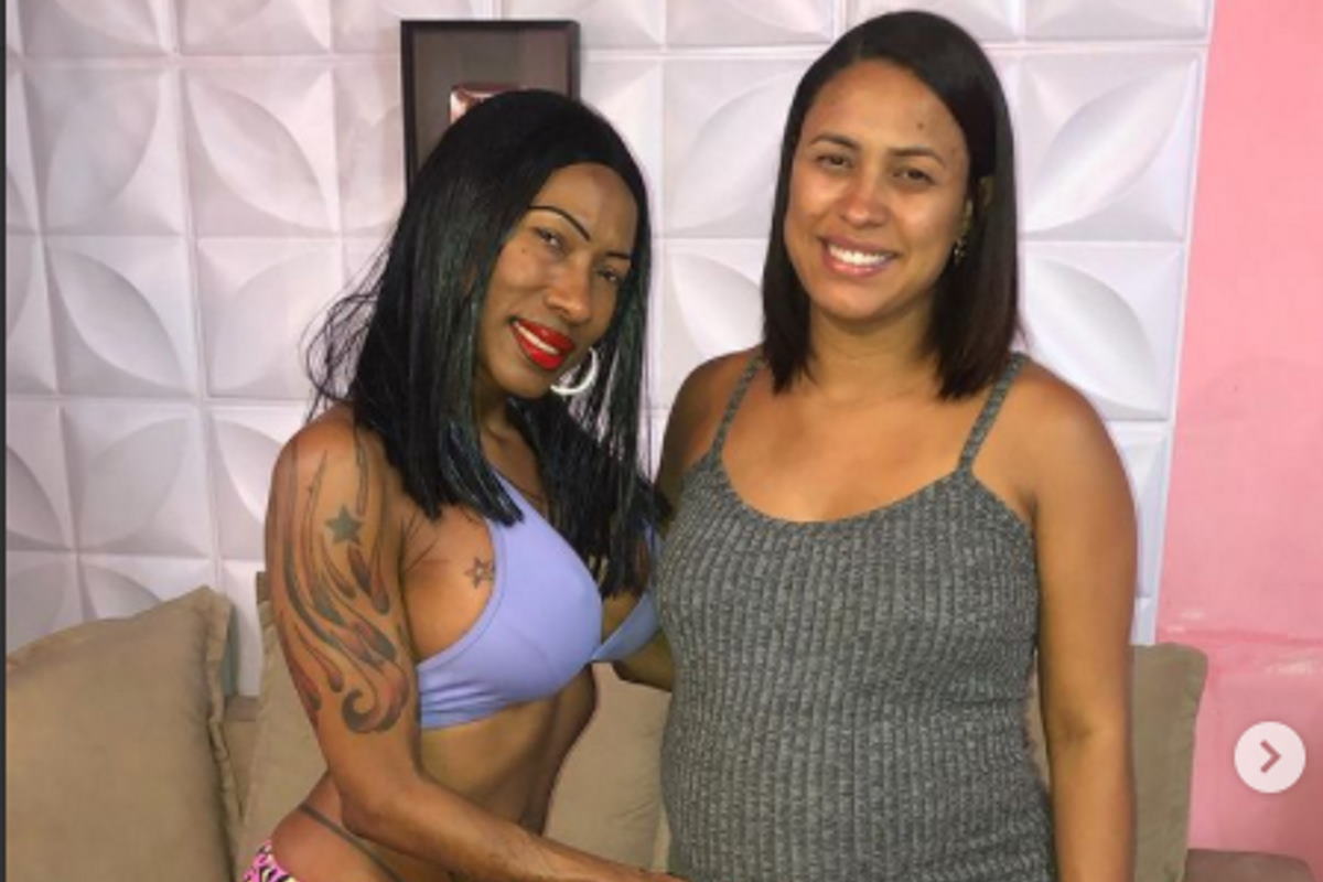 Ines Brasil posa com a filha Monique