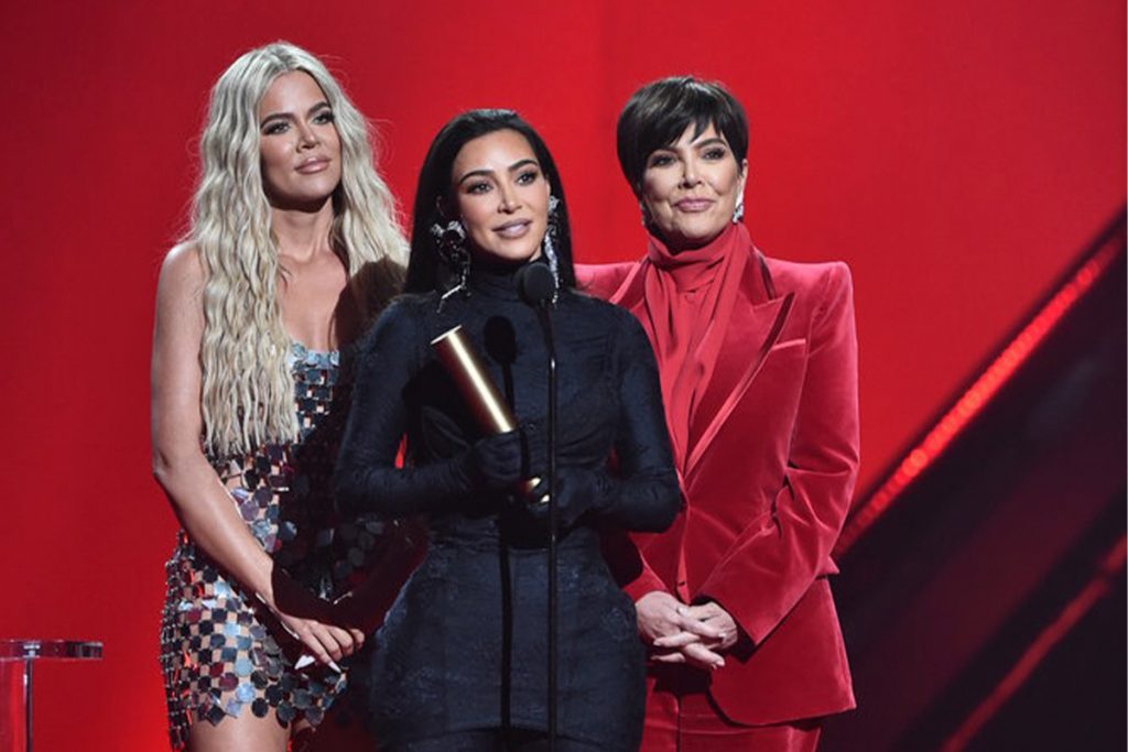 Kardashians recebendo prêmio em premiação People's Choice Awards 2021.