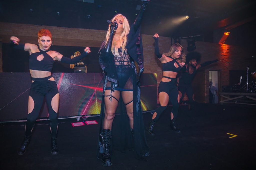 Luísa Sonza no palco da festa do piijama