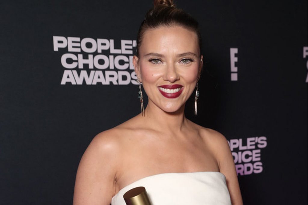 Scarlett Johansson em premiação People's Choice Awards 2021.