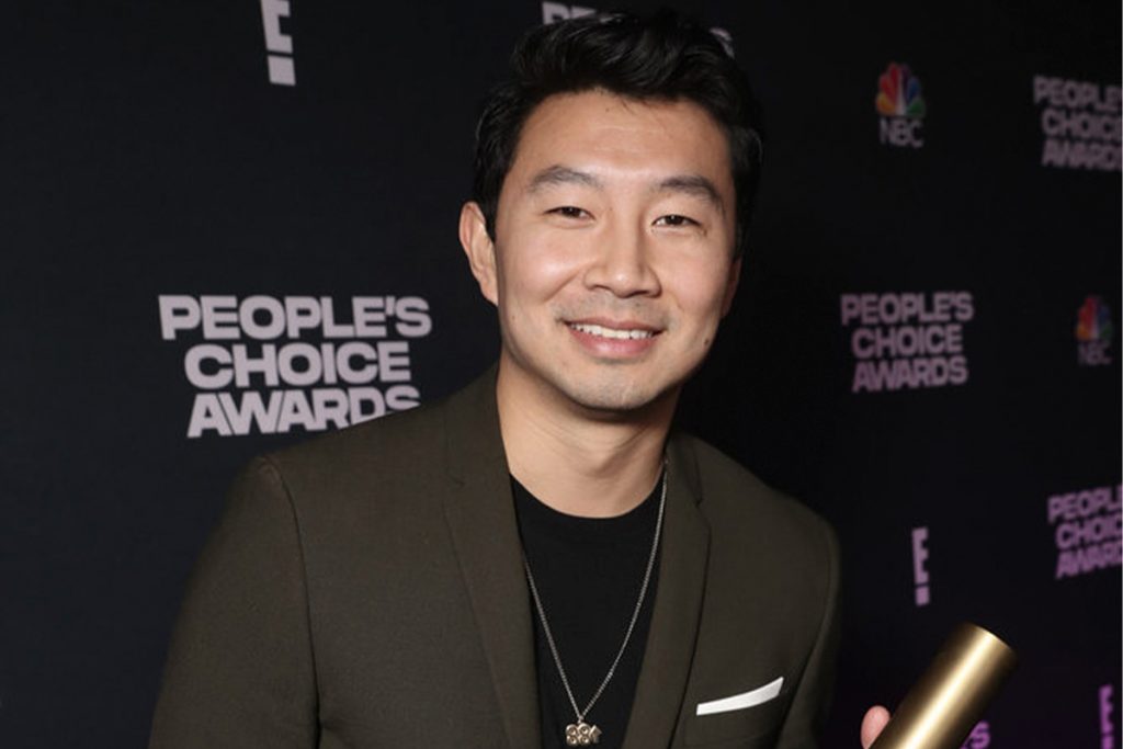 Simu Liu em premiação People's Choice Awards 2021.
