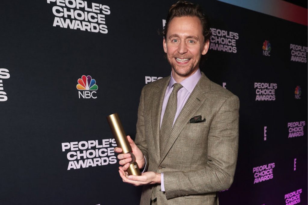 Tom Hiddleston com prêmio em premiação People's Choice Awards 2021.