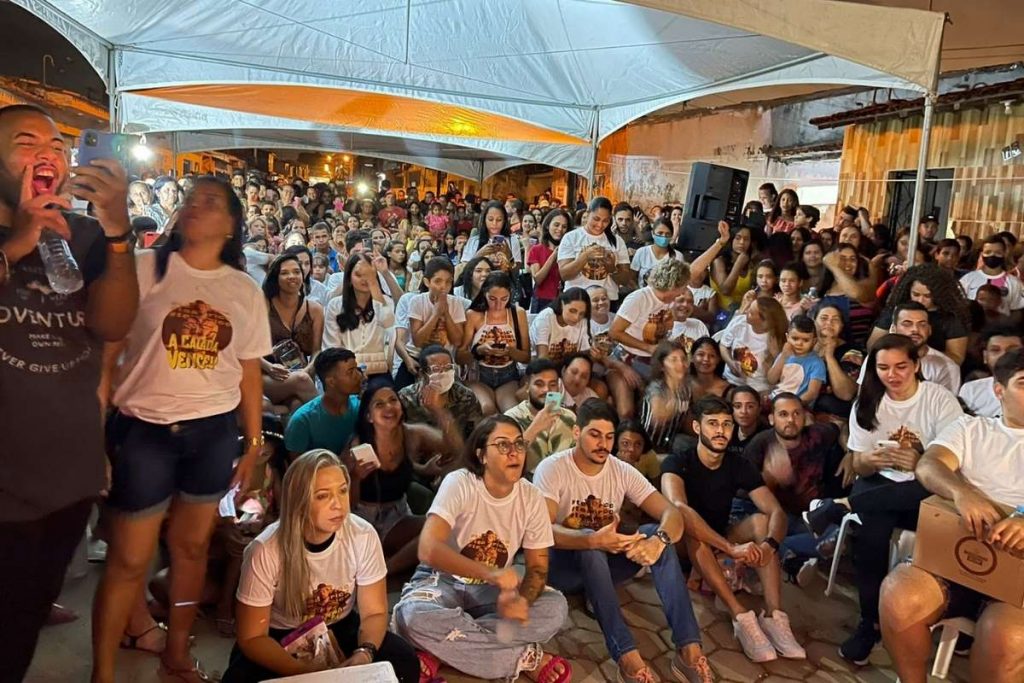 A Fazenda: Família de Rico monta telão para acompanhar final ao vivo