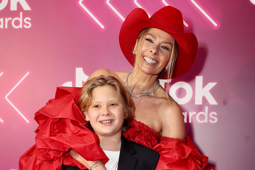 Adriane Galisteu curtiu a premiação ao lado do filho Vittorio