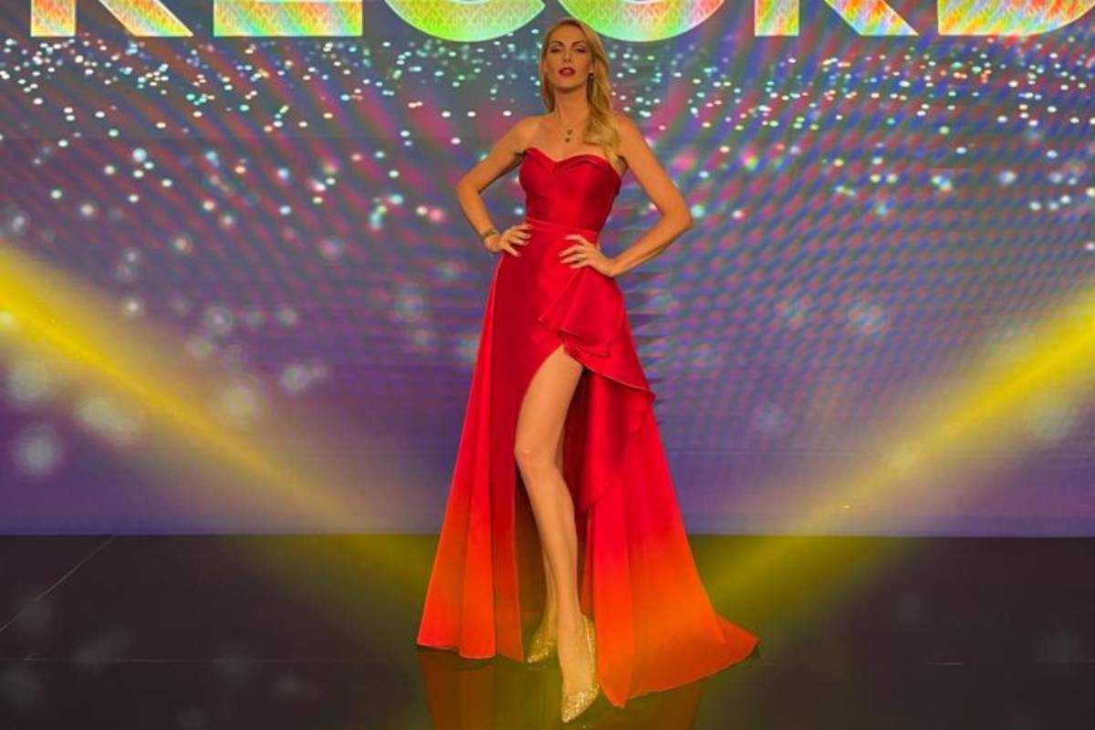 ana hickmann posando com vestido vermelho longo na gravação do família record de 2021