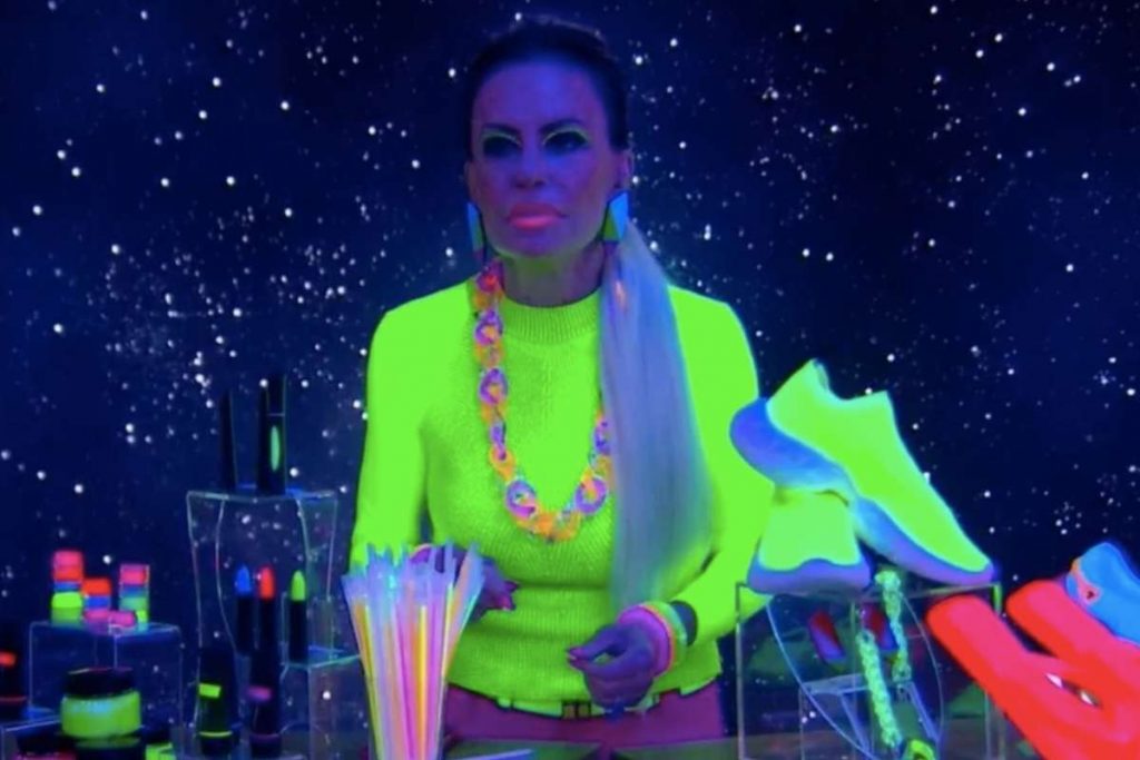 Ana Maria Braga com look neon no Mais Você