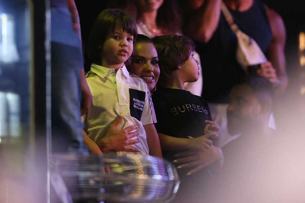 Andressa Suíta sorri para o paparazzo