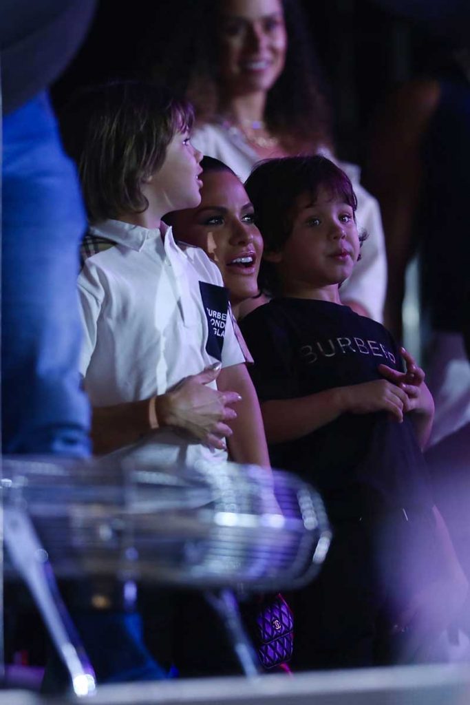 Andressa fixa os olhos no show