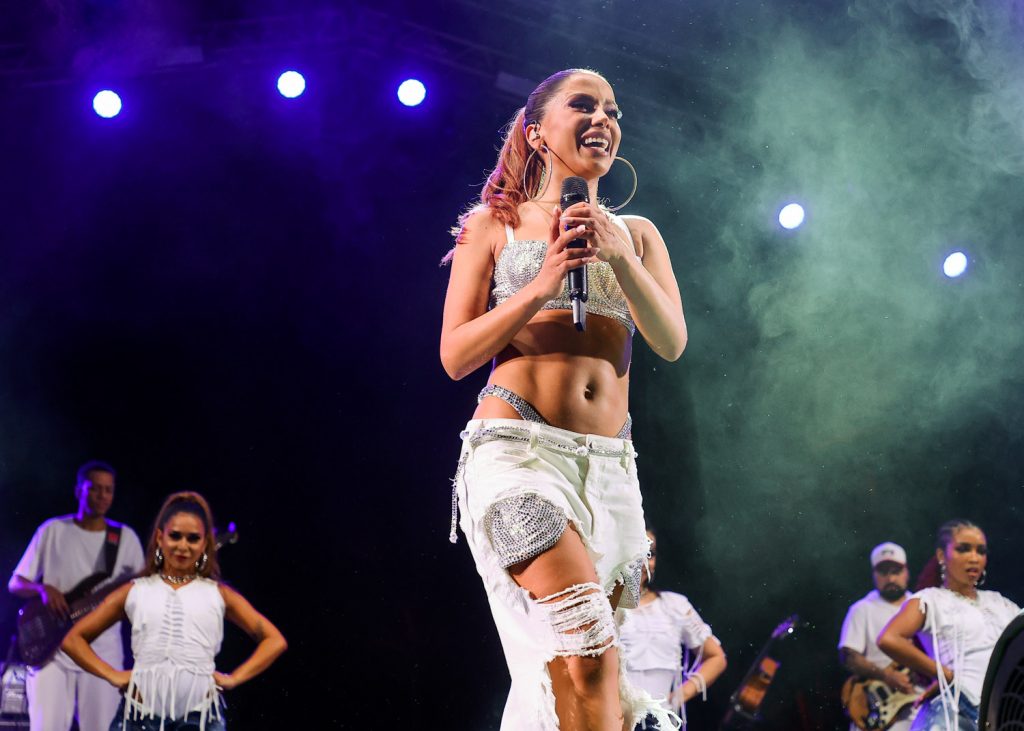 Anitta usando top e calça rasgada em show na Bahia