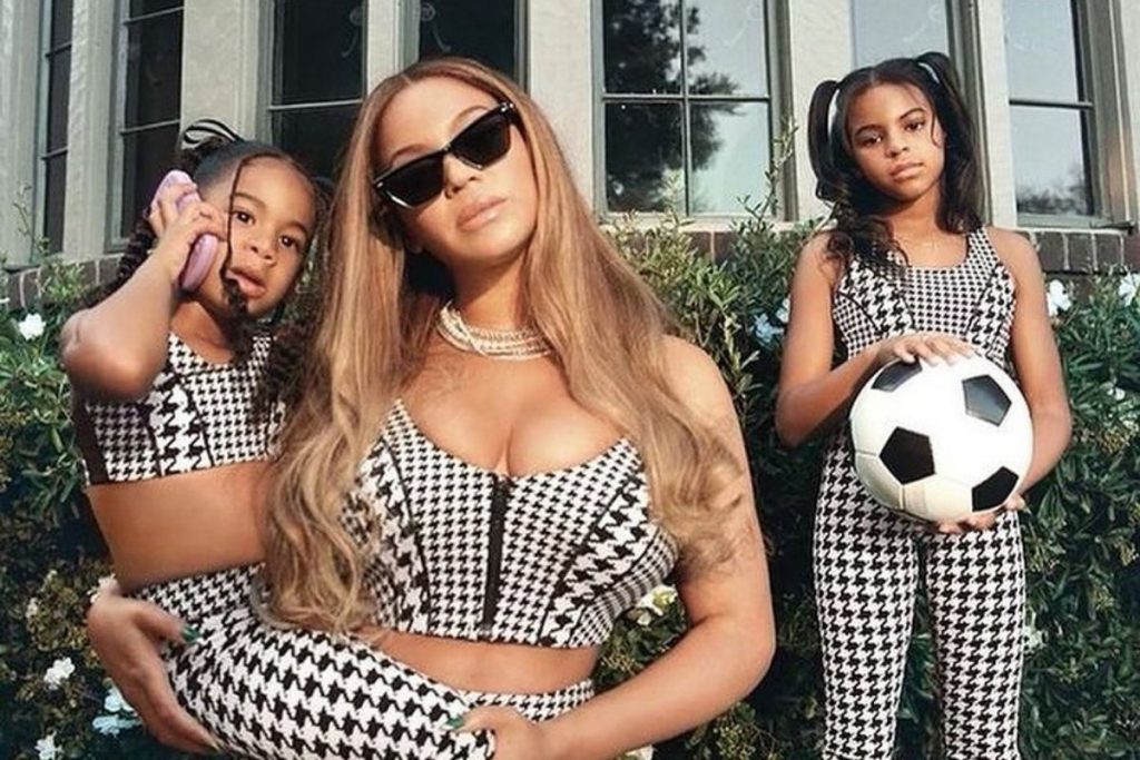 Foto de Beyoncé com as filhas Rumi e Blue Ivy para a nova coleção de roupas da Ivy Park com Adidas