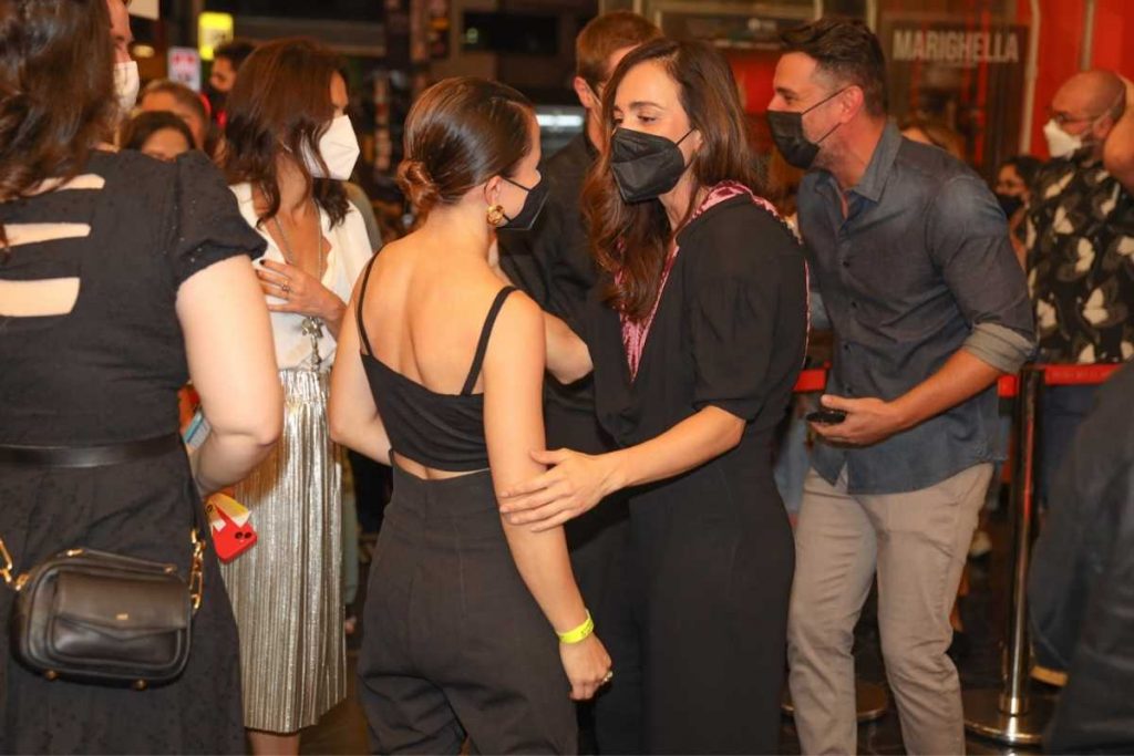 alice braga e bianca comparato conversando em pre-estreia filme eduardo e mônica