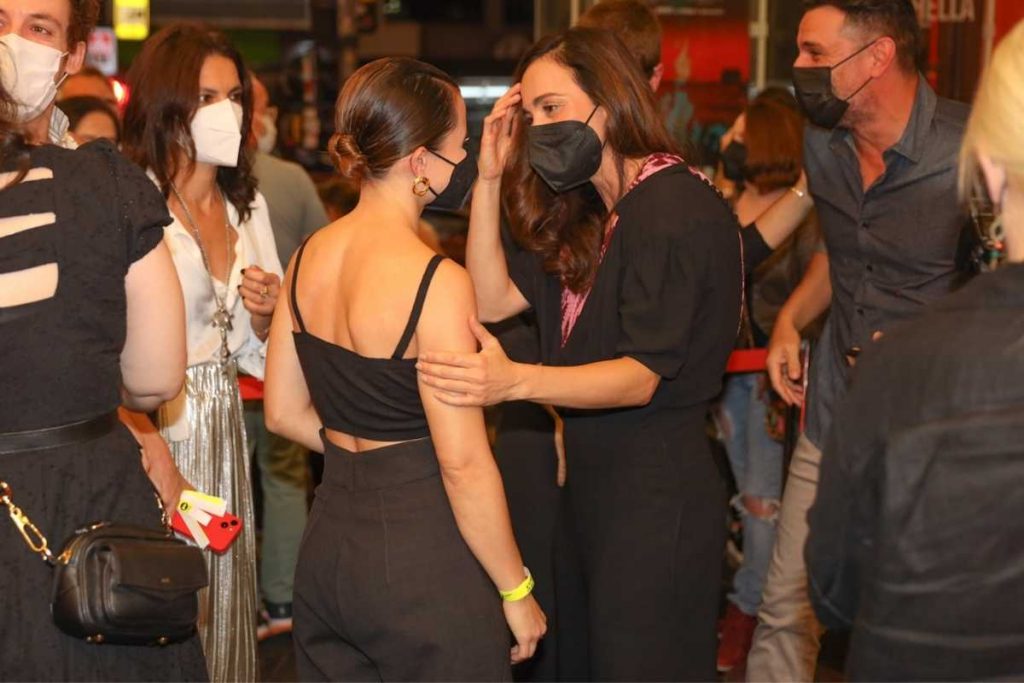 alice braga e bianca comparato conversando em pre-estreia filme eduardo e mônica