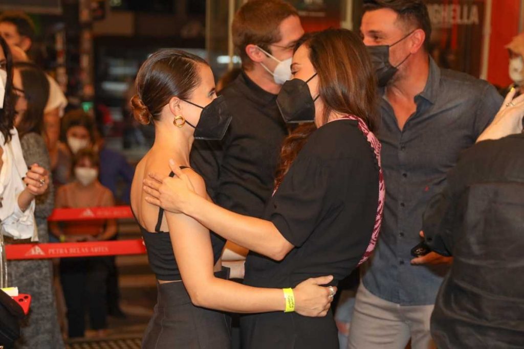 alice braga e bianca comparato conversando em pre-estreia filme eduardo e mônica