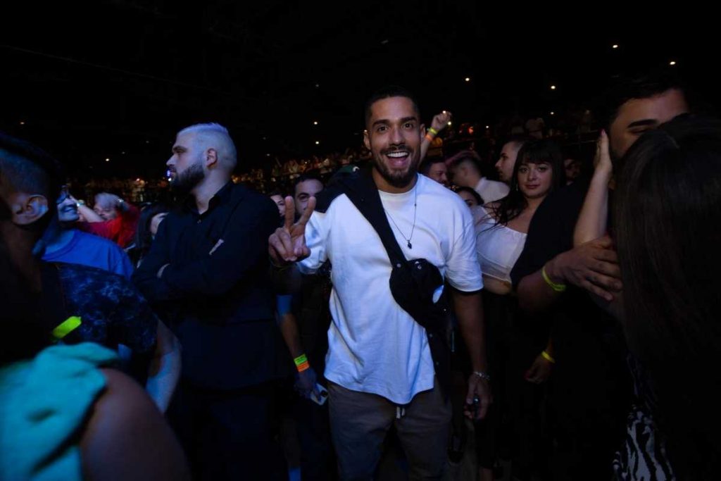 bil araújo curtindo show de simone e simaria