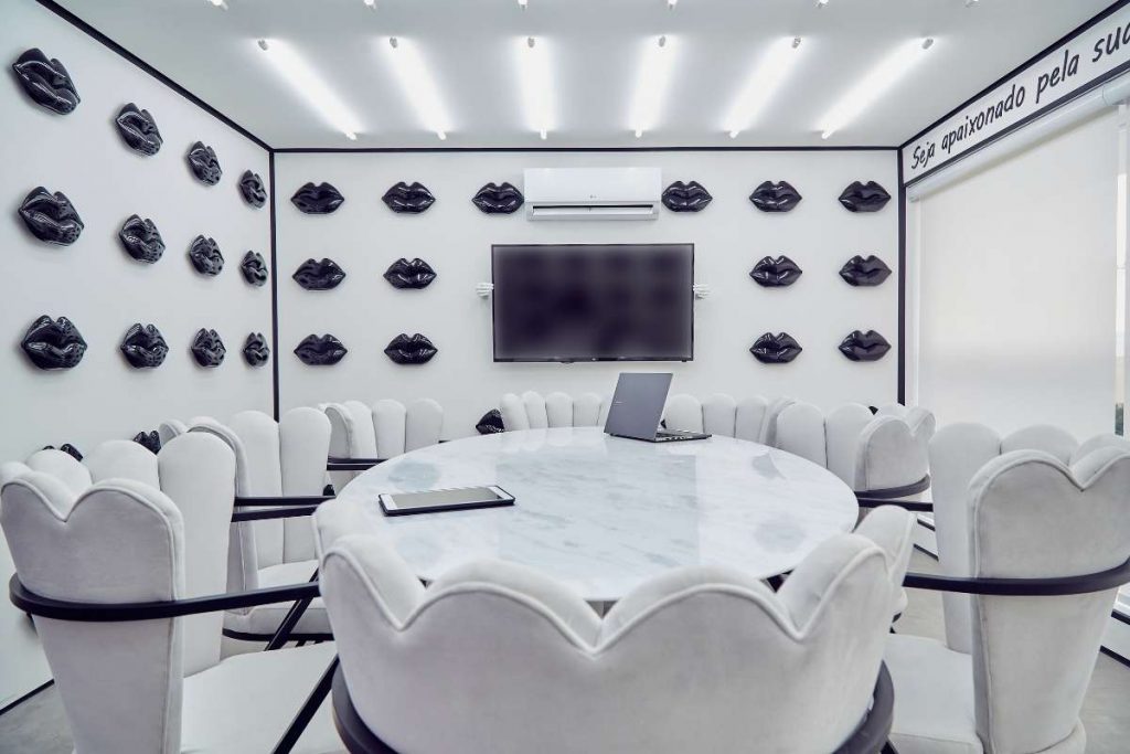 Logomarca da Boca Rosa inspirou um dos cômodos.