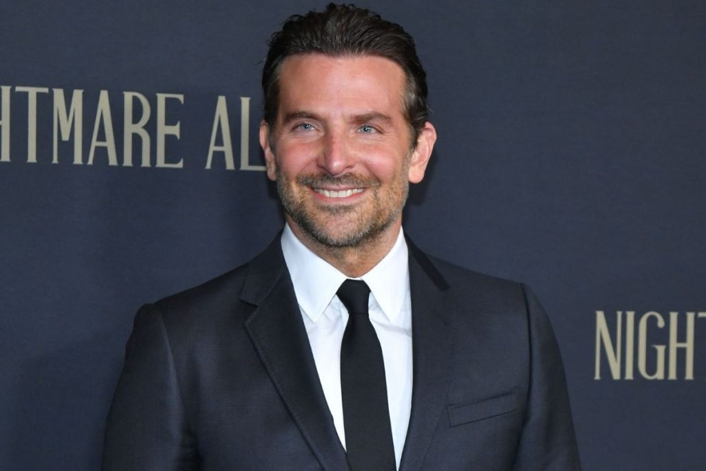 Bradley Cooper de terno na pré-estreia do filme O Beco do pesadelo