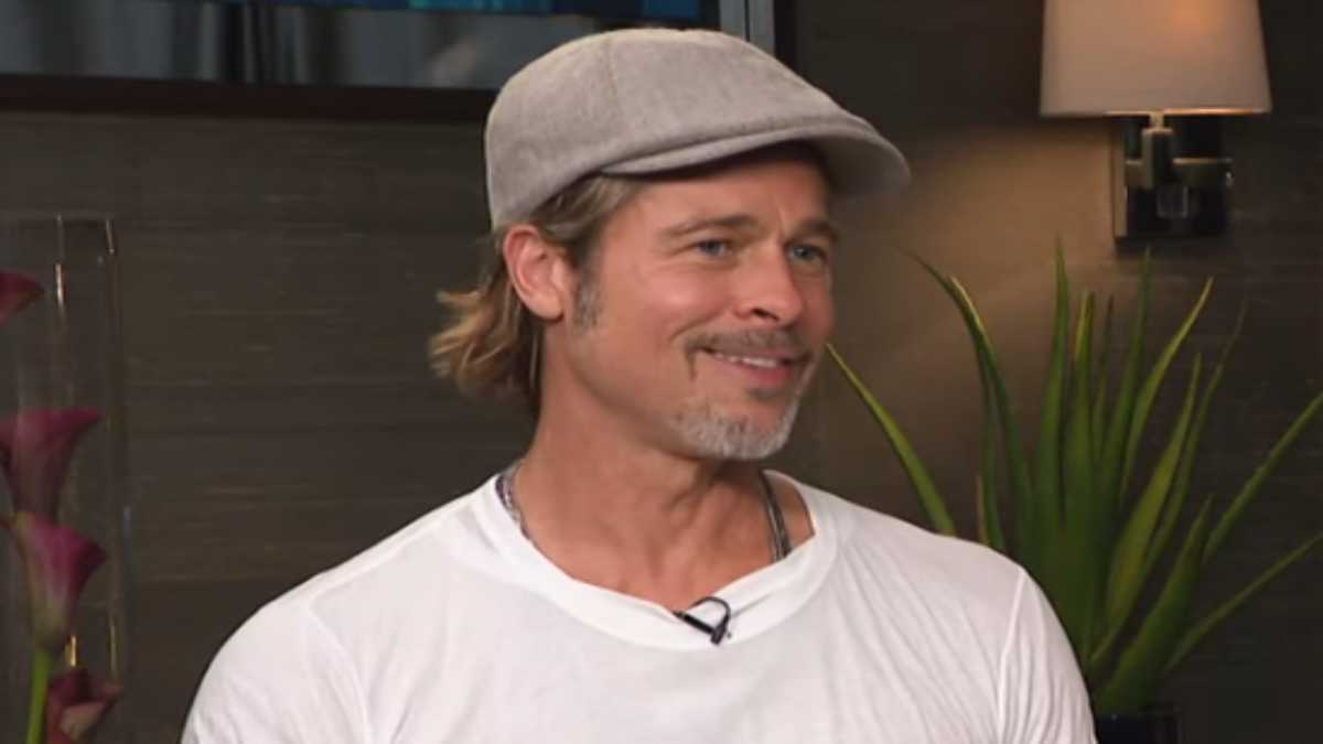 Brad Pitt sorri em entrevista