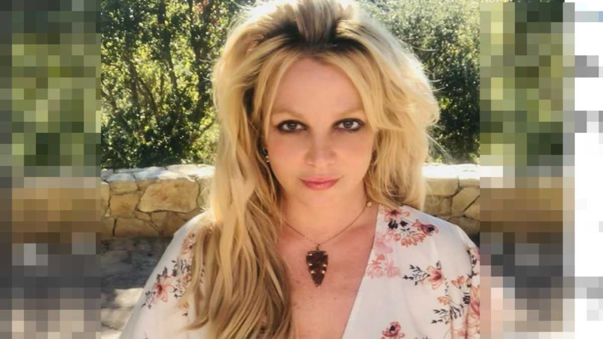 Britney Spears sorrindo no jardim