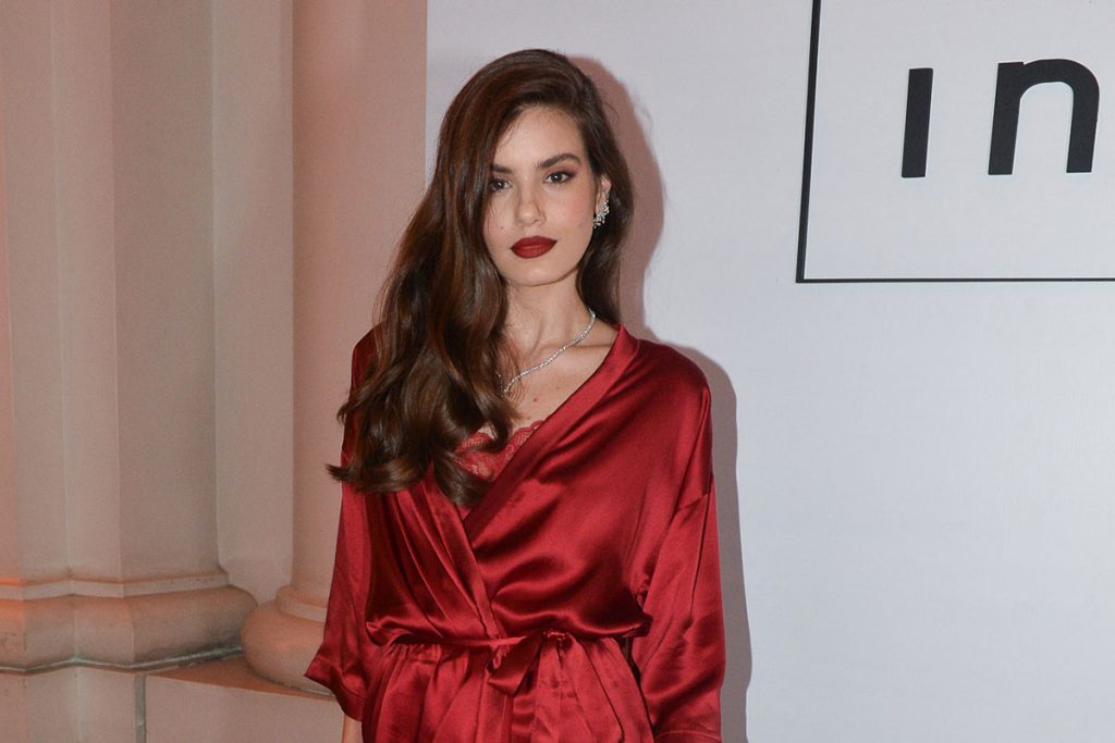 Camila Queiroz esbanjou elegância em evento em São Paulo
