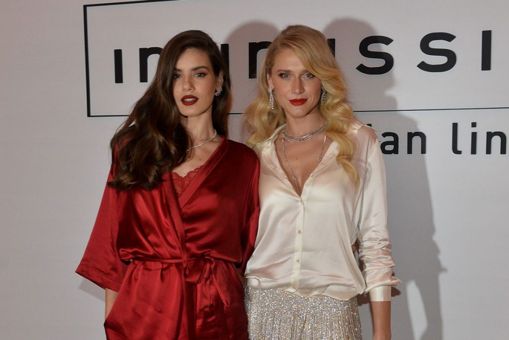 Camila Queiroz posou ao lado de Celina Locks