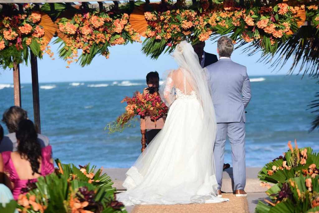 O casal no altar em frente ao mar