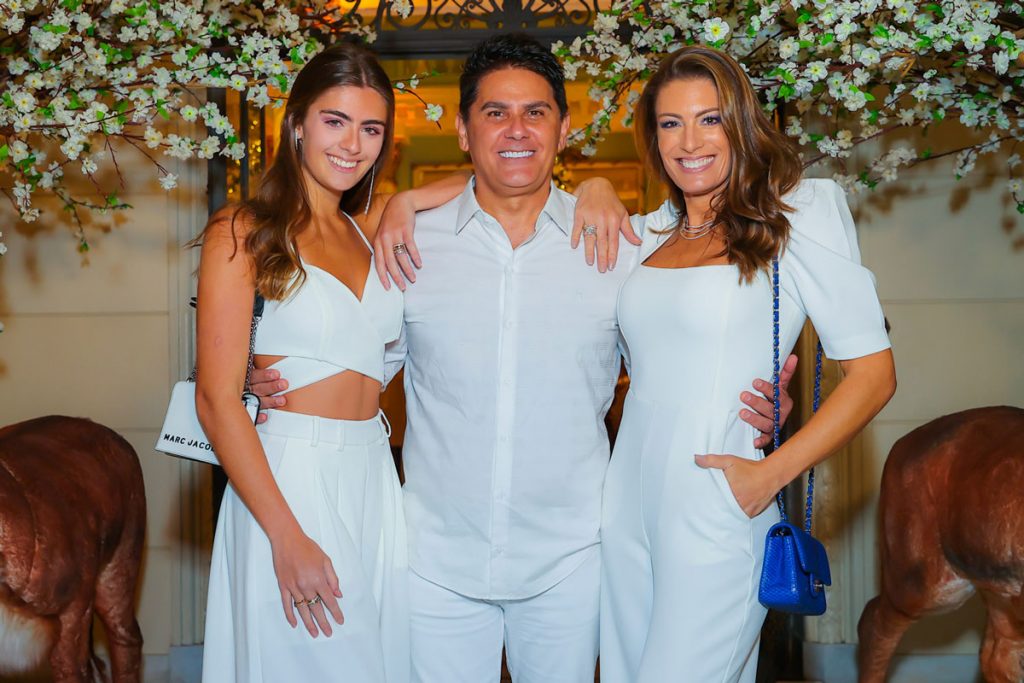 Cesar Filho com a família em festa de Andrea Guimarães