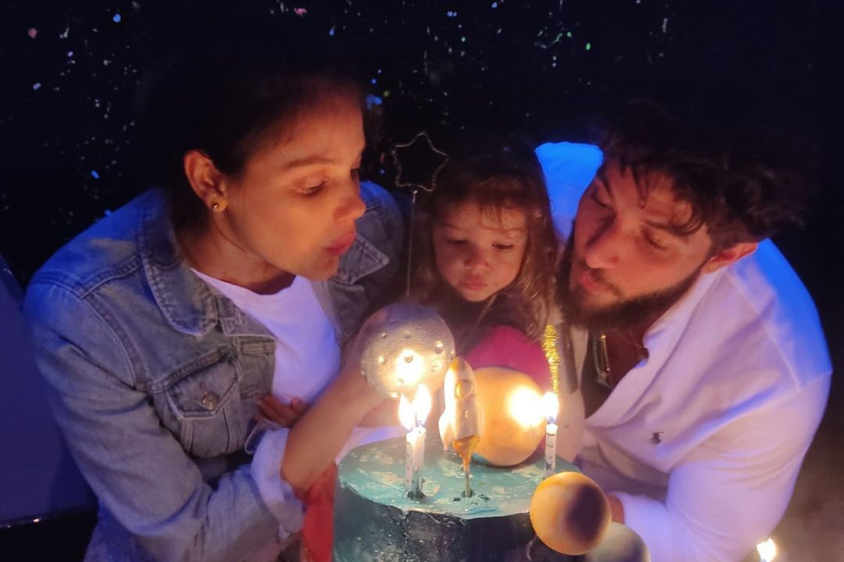 Chay Suede e Laura Neiva celebram o aniversário da filha