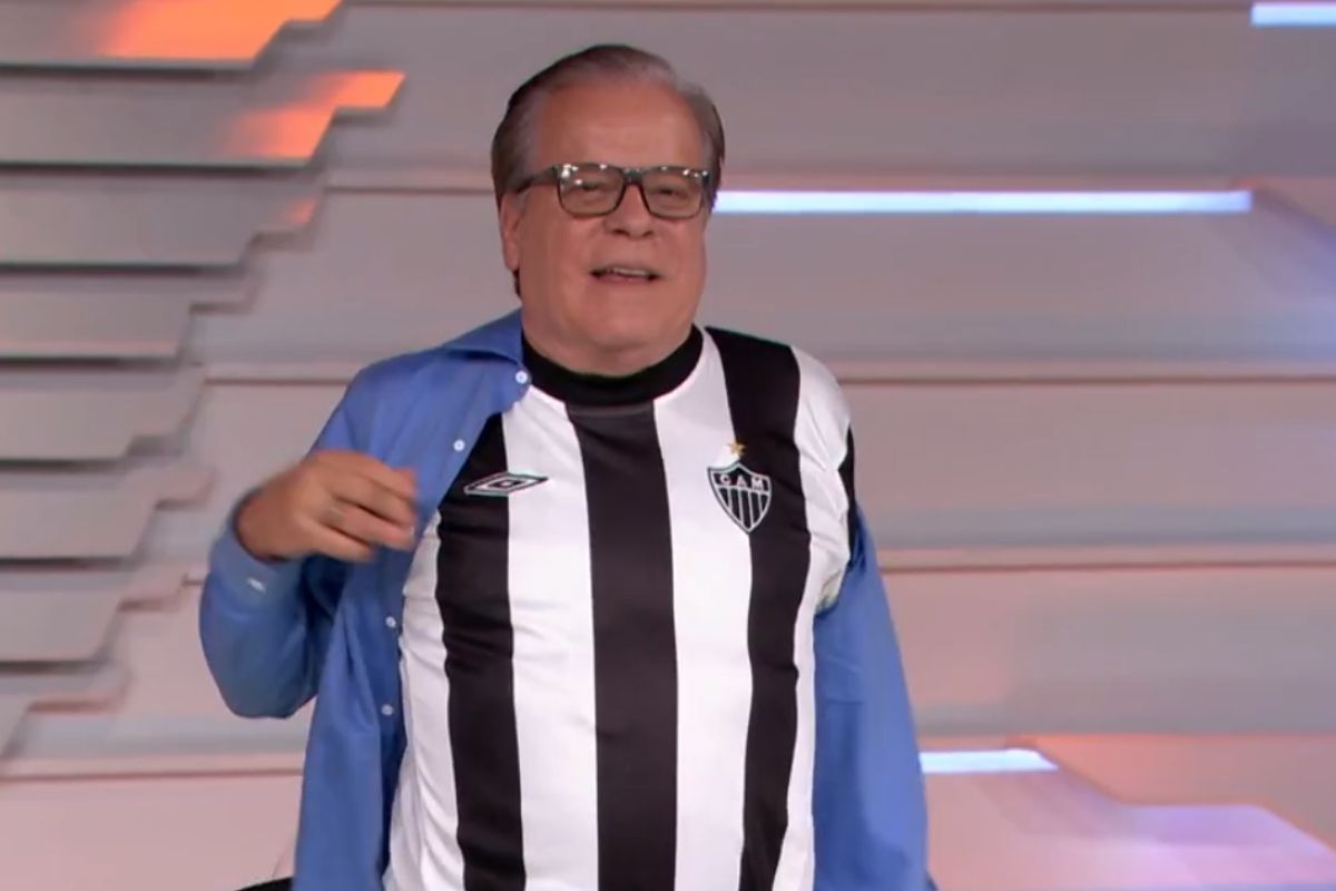 Chico Pinheiro tira o terno e mostra camisa do Atlético Mineiro