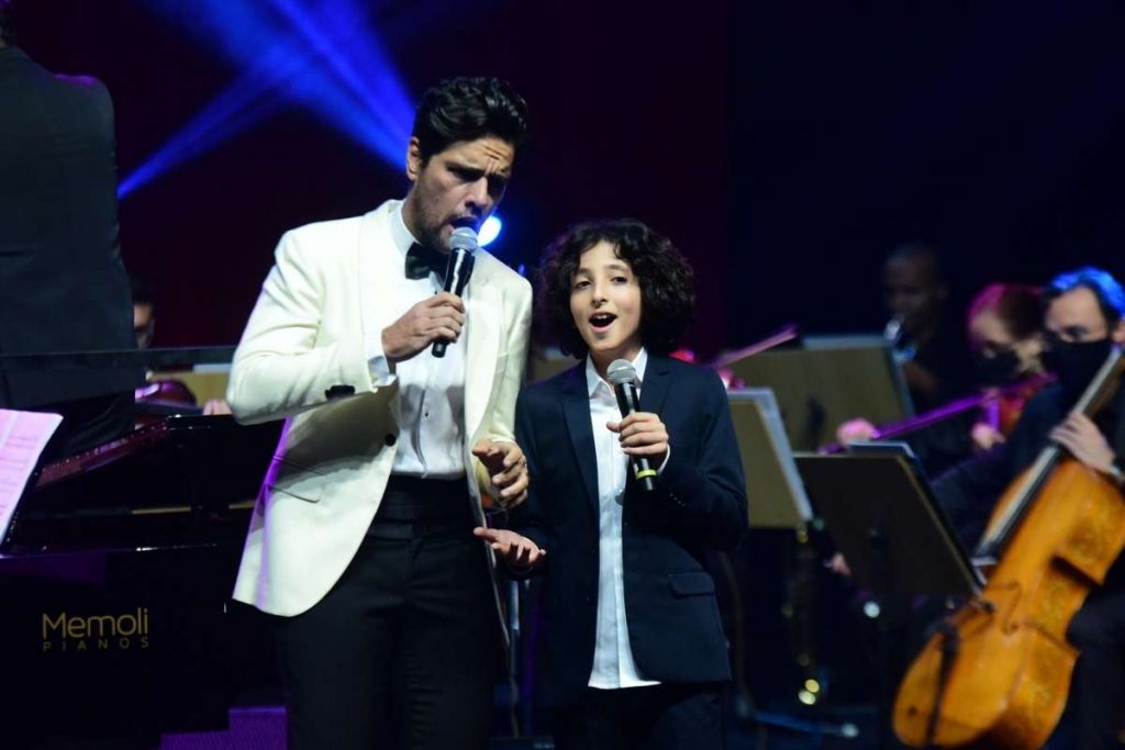 Thiago Aracam canta com Stefano Mion no espetáculo 'Então é Natal'. Foto: Leo Franco/AgNews