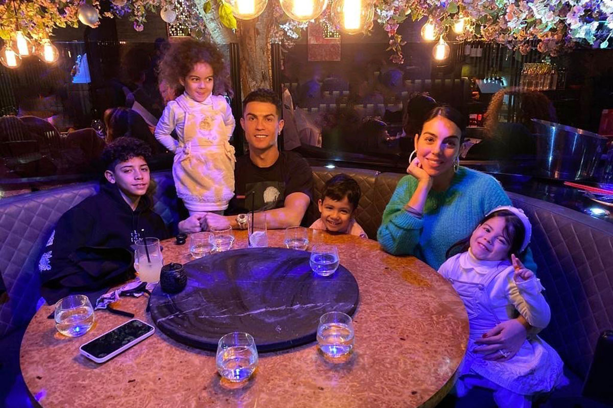 Cristiano Ronaldo, Georgina Rodríguez e os filhos Cristiano, Mateo, Eva e Alana