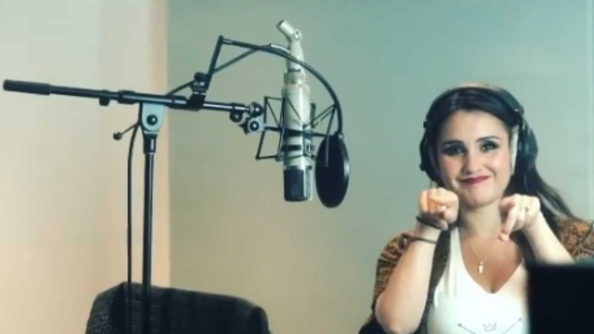 Dulce Maria no estúdio de gravação