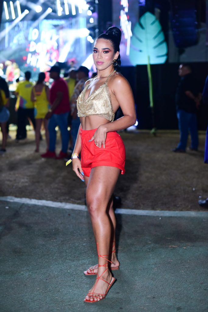 Elana Valenaria na Farofa da GKay