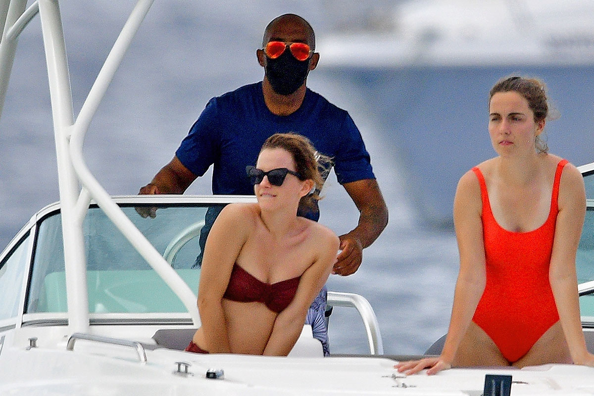 Emma Watson curte passeio de barco
