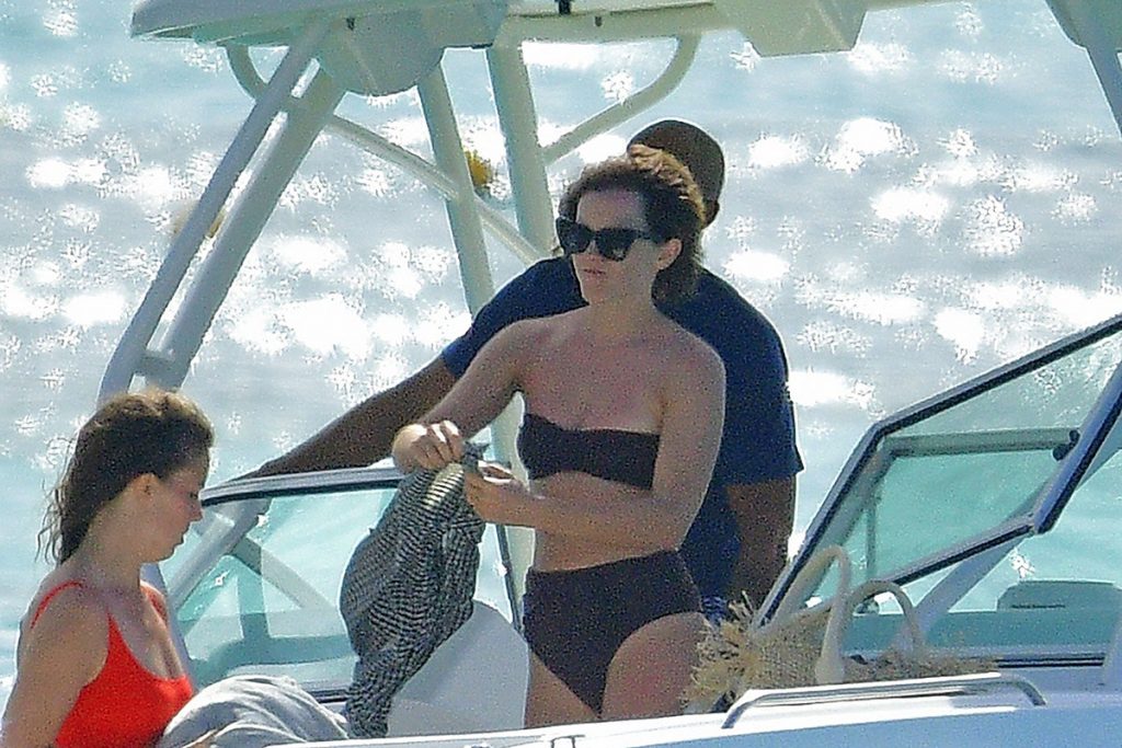 Emma Watson mostra boa forma durante passeio de barco