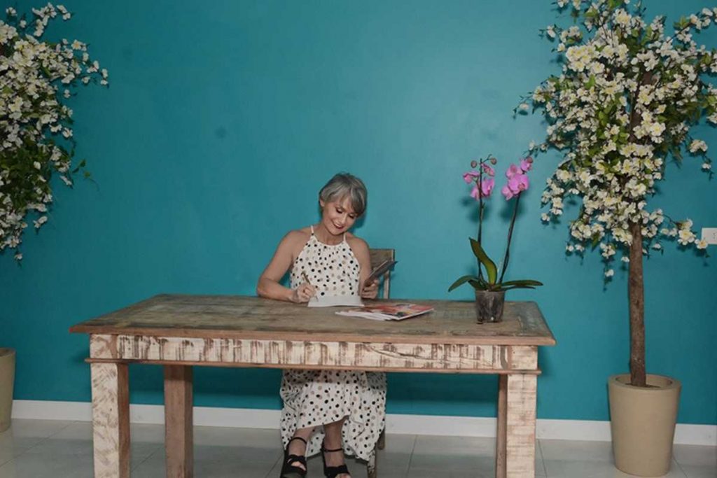 faa morena lançando seu livro “Receitas Poéticas, Temperadas, Pandêmicas e Familiares...”,