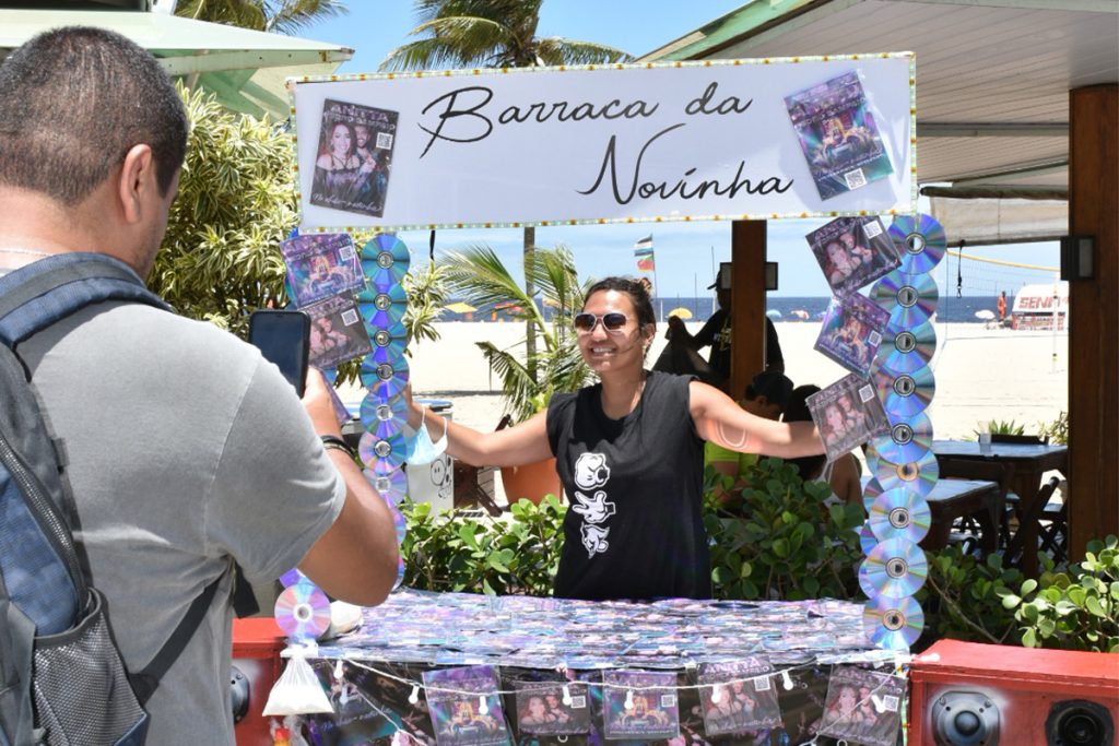 Fã posando em frente à