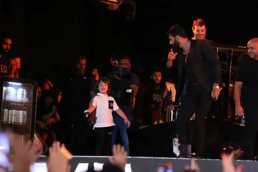 Gusttavo canta e observa o filho