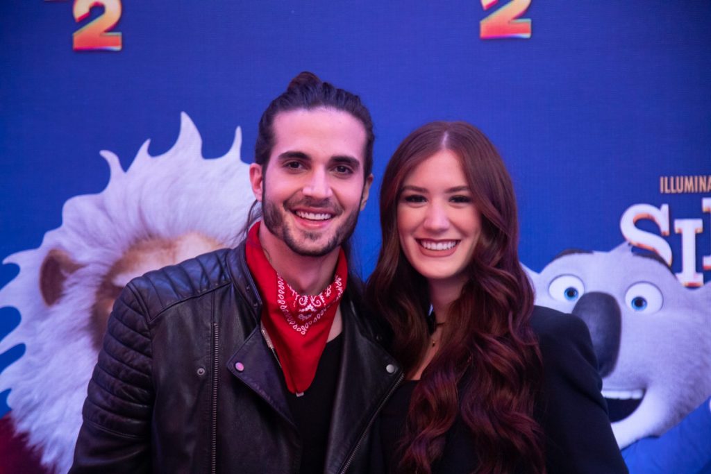 Fiuk e namorada Thaisa Carvalho em pré-estreia de 'Sing 2'.