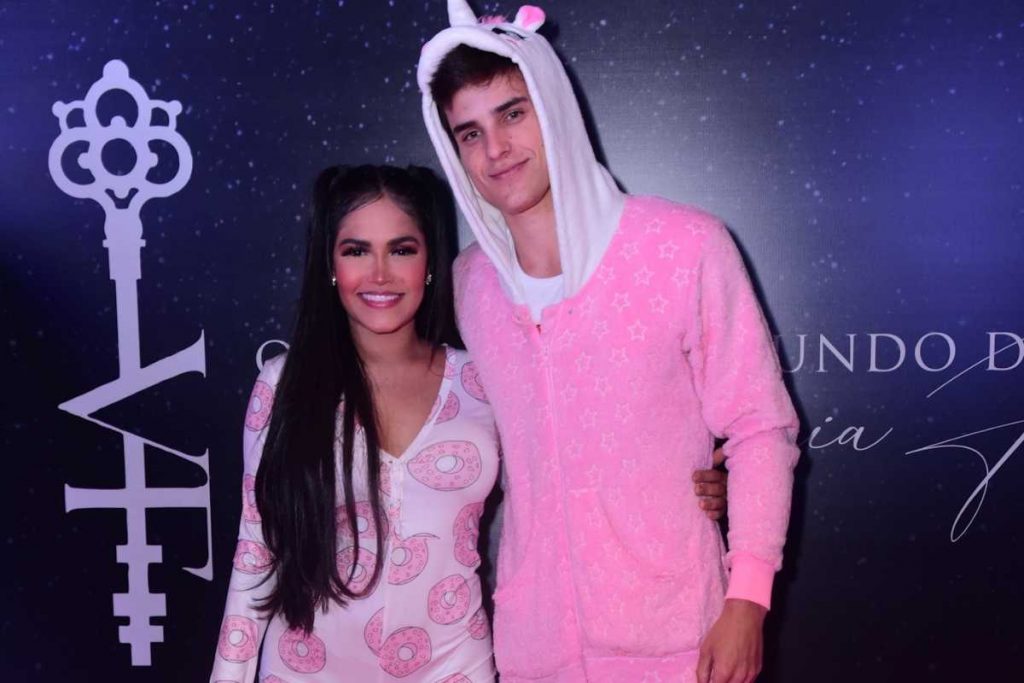 flayslane e namorado na festa do pijama de virginia fonseca