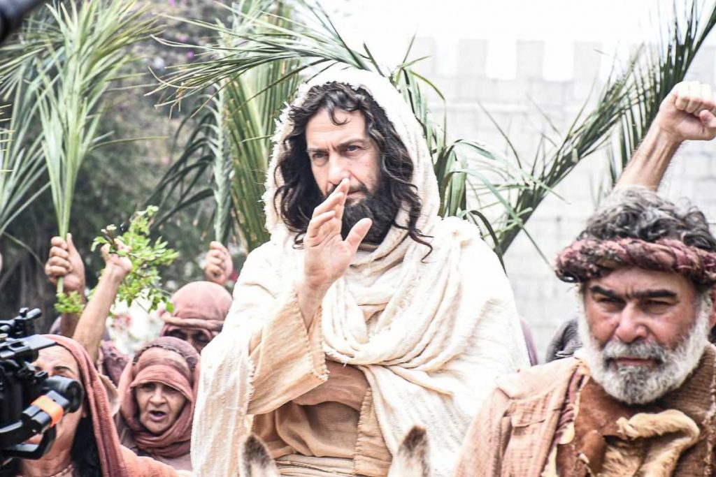 gabriel braga nunes como jesus em gravação de espetáculo paixão de cristo de nova jerusalém