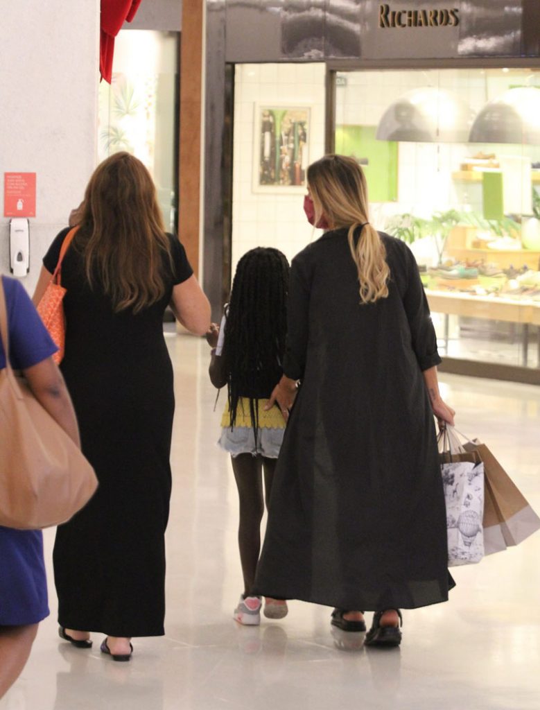 Giovanna Ewbank com a filha e a mãe em shopping carioca